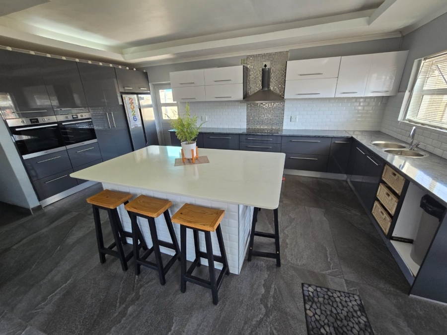 4 Bedroom Property for Sale in Wavecrest Western Cape